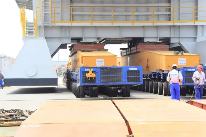 Self-loading hydraulic modular trailer Self-loading hydraulic modular trailer